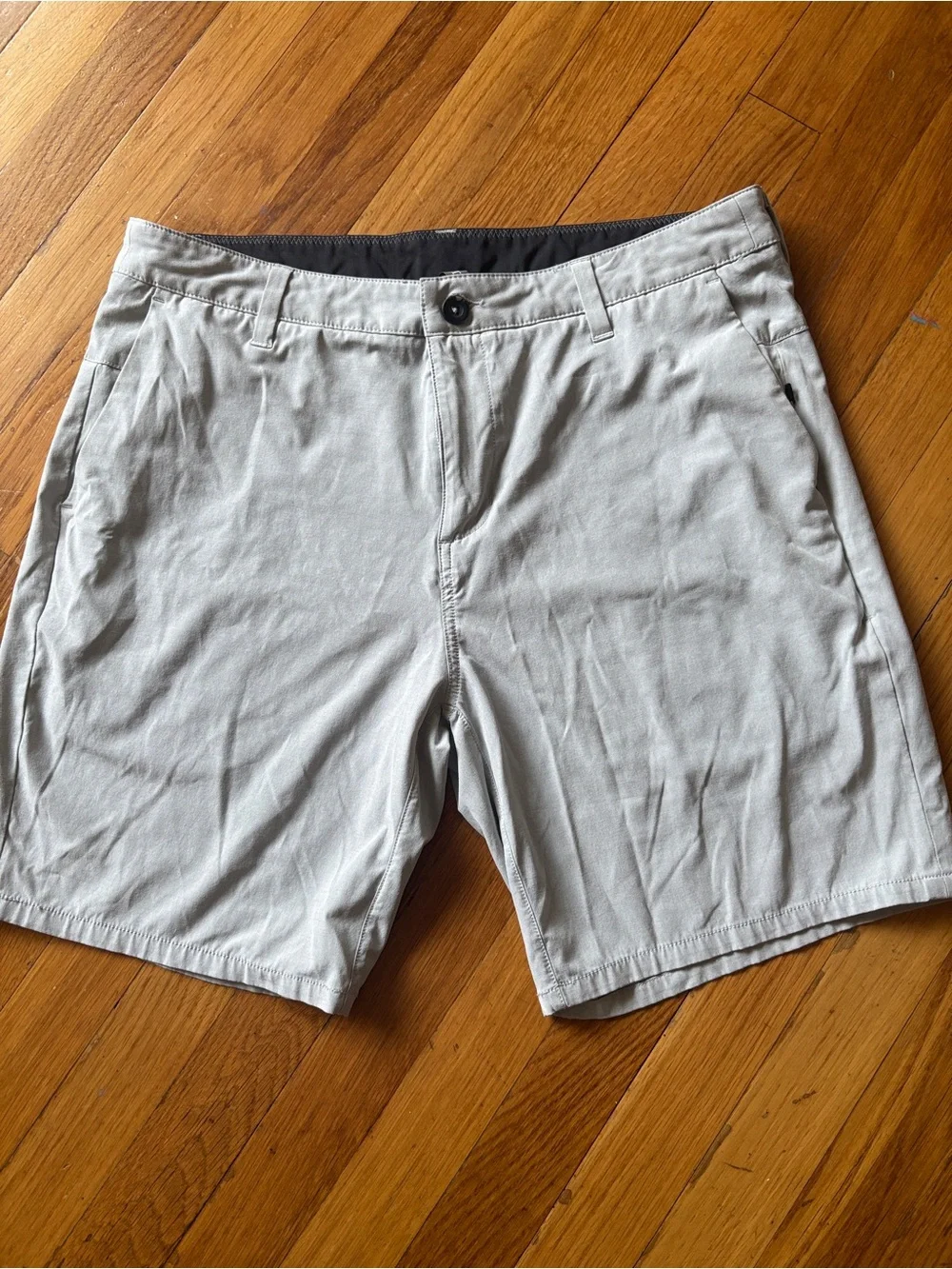Vuori Shorts Men’s Size 34 Chino Golf Hiking Casual Gray Moisture Wicking